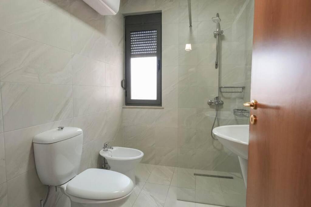 Staycation, City Center Apartment With Balcony Tirana Exterior foto